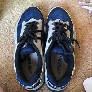 New # woman Brooks tennis shoe